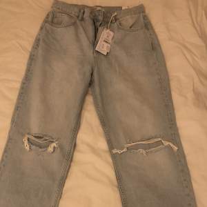 Helt nya jeans med lapp kvar! Säljer då dom är för stora!Köparen står för frakten!💞