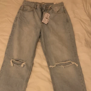 Jeans mid waist/High waist - Helt nya jeans med lapp kvar! Säljer då dom är för stora!Köparen står för frakten!💞