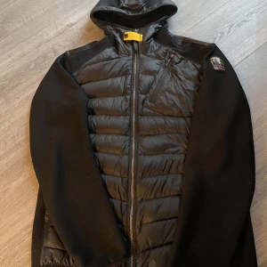 Parajumper cardigan  - Väldigt bra skick endast ett litet hål som är lagat som man ser på bild 3   Kan gå ner i pris 
