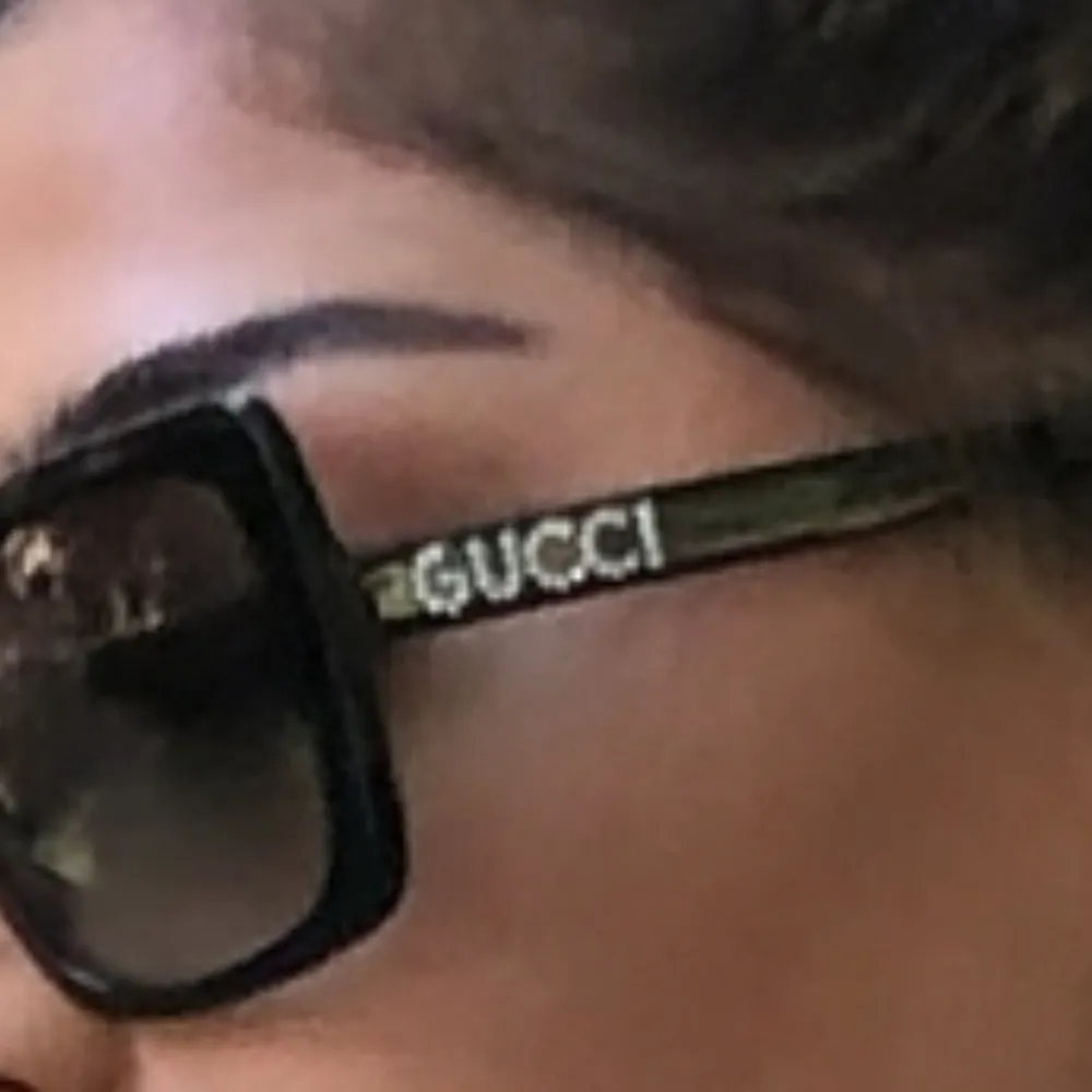 Gucci GG0418S0015420  Köpta i Danmark priset just nu online är på 3799 kr  Mitt pris är 1900kr då dem fortfarande är som nya men jag behlver sälja dem då jag har för många solglasögon som jag aldrig använder annars  pris kan diskuteras äkthetsbevis finns. Accessoarer.