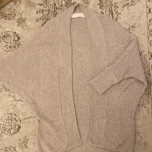 Cardigan Zara - Beige cardigan från Zara, storlek S. Trekvarts ärmar