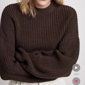 Brun tröja  - Stickad tröja från NAKD, nyskick storlek XS. Jätte skön och fin färg. 200✨pris kan diskuteras vid snabb affär.