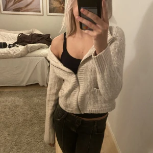 Stickad kofta - Säljer denna ursöta koftan från boomerang, i bra skick men lite tecken på användning men inget man tänker på, perfekt nu till dom kyligare dagarna! ❤️‍🔥