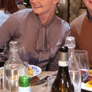 Knytblus  - Jättefin blus från the shirt factory i 100% viskos. Jättefint material och kvalitet! Perfekt året om och passar i alla tillfällen, går att klä upp och ner 💗 Använd vid 1 tillfälle  Nypris 1500 kr.