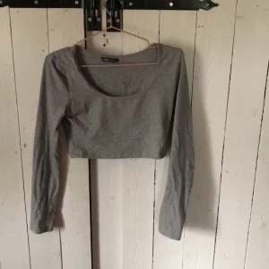 Långärmad tröja - Grå långärmad från shein som är kort vid magen
