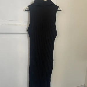 Svart poloklänning - Svart poloklänning i tunnare lite ribbat material. Aldrig använd. Slutar ovanför knäna på mig som är 163