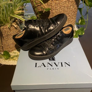 Lanvin Patent Cap Toe Sneaker Black Leather - Hej, säljer ett par snygga slutsålda Lanvin Cap Toes i helsvart läder. Nypris 4600kr. Mycket bra skick, sparsamt använda. Size 10=44/45. Inga defekter. Lätt material att tvätta. Orginalbox medkommer vid köp. Pris kan diskuteras. Hör av dig vid frågor. 
