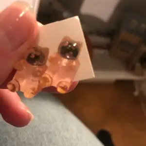 Gulliga örhängen som ser ut som små gummibjörnar. Dom är mer rosa i verkligheten💘💘💘