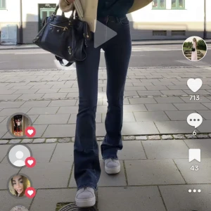 MiH jeans  - Utsvängda Jeans från MiH. Storlek 24 men väldigt stretchiga och sköna så passar även 25 och 26 skulle jag säga. Fint skick!! Jag är 169cm. Nypris ca 2500kr