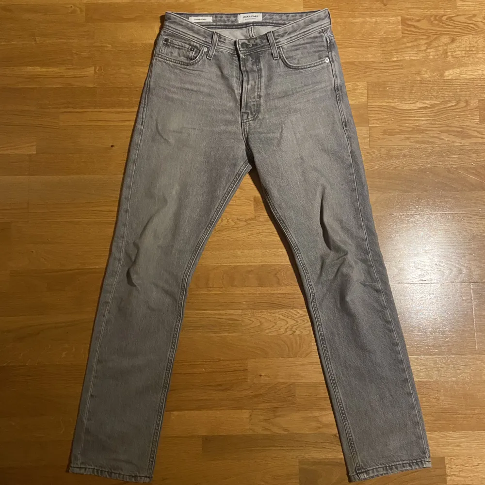 Jack and Jones jeans Loose Chris☑️ storlek 28/32☑️ skick 8,5/10☑️ skriv vid funderingar ‼️. Jeans & Byxor.