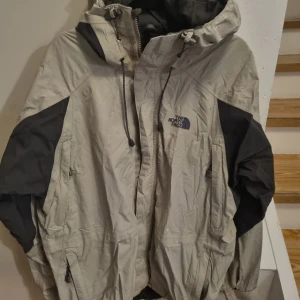 The North Face skaljacka strl L - Hel och ren. 