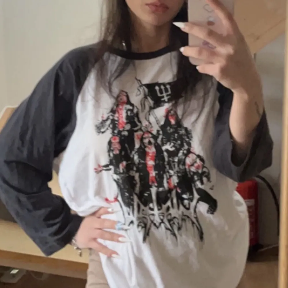 As cool Watain merch från deras konsert förra året, knappt använd så skick är som ny. T-shirts.