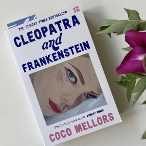 Bok, Cleopatra and frankenstein - Boken ” Cleopatra and Frankenstein” skriven av Coco Mellors på engelska. Den är i mycket fint skick och bokryggen är hel. Hör av er om ni har några frågor!😊