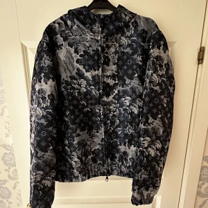 Jacka - Här har jag min louis vuitton tapestry windbreaker  storlek 50   Fick den som present från min kusin till födelsedag present 2020.  har haft den på mig 2 gånger.  funkar inte längre så tänkte sälja den till nån annan som kommer använda den 