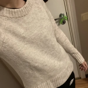 Vit stickad tröja - Fin vit stickad tröja! ^^