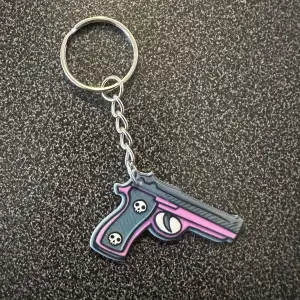 Ny nyckelring med en pistol 