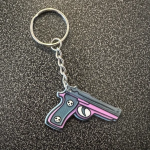Nyckelring pistol  - Ny nyckelring med en pistol 