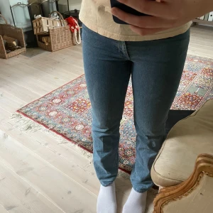 Jeans  - Ett par coola jeans som jag köpte secondhand förra året😍Dem passar storlekarna 36-38 beroende på hur man vill att dem ska sitta! Har en fläck på vänstra benet men det är inget som läggs märke på💗