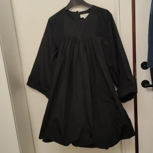 Cos tunika eller klänning  - Cos puffig klänning eller tunika  Storlek 36 Svart  Vida trekvart armar Puffig ner till klänningen  Använd den få ggr   
