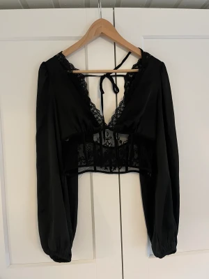 Zara topp - Sååå vacker topp från Zara. Använd en gång, aldrig tvättad. Storlek S 💕💕💕💕