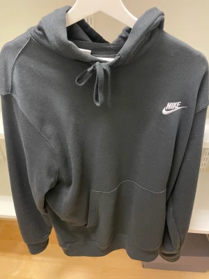 Nike Hoodie - Bra skick  Fortf otroligt mjuk och grym kvalité  Nypris runt 599 eller 699 Köpt på stadium 