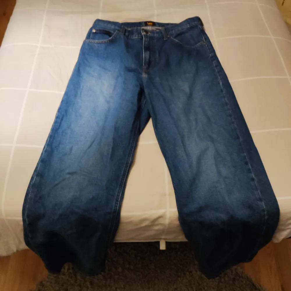 Mörkblå jeans i baggy fit från Lee jeans, skönt material som inte blir hårt och oskönt när man tvättar, inga fläckar eller märken. Knappt använda då dem var för stora. Jeans & Byxor.