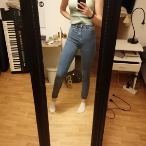 Snygga blå jeas - Fina blå jeans perfekta för höst och vinter väder. Använd ett fåtal gånger och har riktiga fickor där bak. 