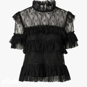 by malina topp - säljer min så snygga svarta topp från by malina💘 köpte i sommras och sparsamt använd. Är inte helt säker om jag vill sälja men får se beroende på bud