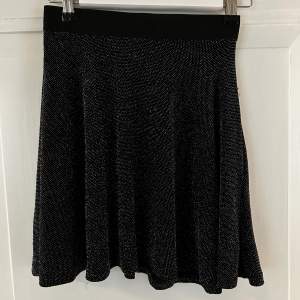 Superfin glittrig kjol, passar perfekt till nyår 🤩säljs då den är för liten.