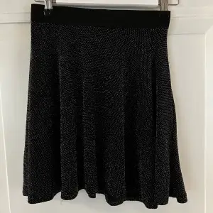 Superfin glittrig kjol, passar perfekt till nyår 🤩säljs då den är för liten.