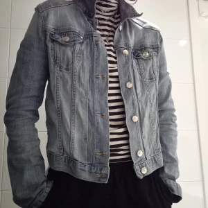 Jeansjacka  - Använd ett fåtal gånger. Köptes på second hand. I bra skick. Är från H&M