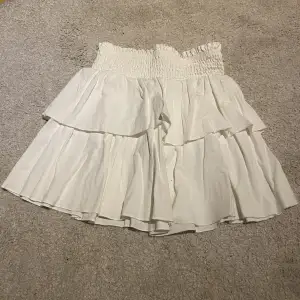 Säljer denna fina kjolen som inte kommer till någon användning längre