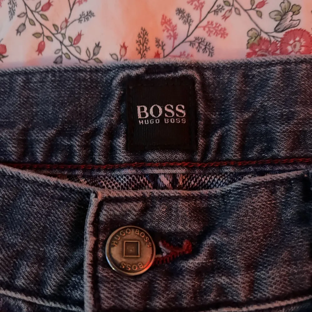 Vintage Hugo boss jeans knappt använda o ser ut som nya Byxorna går över skorna  Storlek 32w 36. Jeans & Byxor.