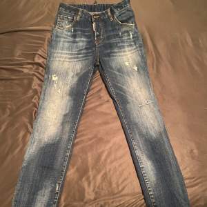Dsquared jeans dam, knappt använda, säljer då de inte är min stil längre. Köpta för 4500. De är storlek 40 men de är insydda i midjan för att passa en S. Vid snabb affär kan jag gå ner i pris