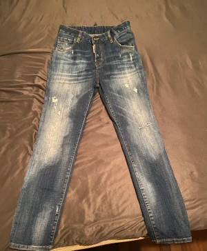 Dsquared jeans - Dsquared jeans dam, knappt använda, säljer då de inte är min stil längre. Köpta för 4500. De är storlek 40 men de är insydda i midjan för att passa en S. Vid snabb affär kan jag gå ner i pris