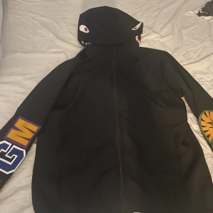 Bape tröja - Säljer nu min bape tröja det är storlek s(passar m med) och äkta såklart väldigt unik modell