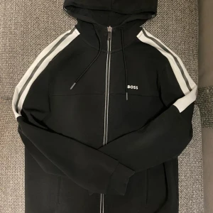 Hugo Boss hoodie - Äkta såklart✅. Riktig fin hugo boss hoodie i bra skick. Ett litet märke på axeln men inget märkvärdigt (skriv för bilder).