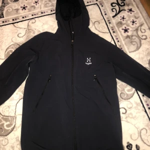 Haglöfs apex Hood jacka - Haglöfs apex hood jacka herr modell i storlek m-medium till salu för 700 kr jag köpte den för 1300 kr den är för stor för mig den är i jätte fint skick har bara använt den 5-6 gånger👍
