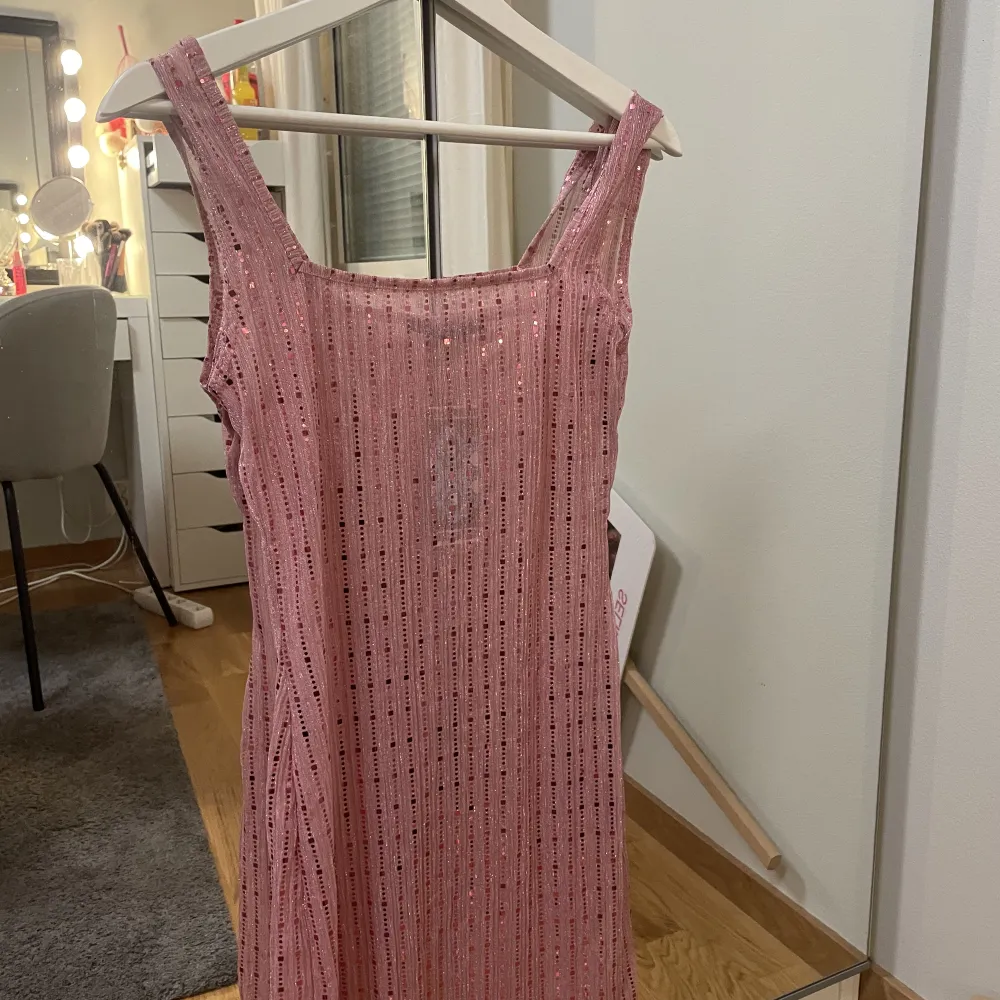 En rosa glittrig klänning och topp aldrig använda passa både folk som har storlek 36 och 38 skulle jag säga . Klänningar.