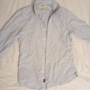 Svinsnygg randing skjorta som tyvärr inte passar längre...  Köparen står för frakt annrs går det att mötas upp i linköping 💕