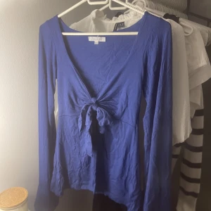 Maddy blå - Säljer denna trendiga topp maddy från design by si då jag ej tycker att den passa mig🥰 använd fåtal gånger! Pris kan diskuteras 🤗