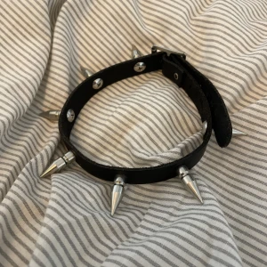 Chocker med spikar - Säljer denna då den inte kommer till användning längre 🤗💕