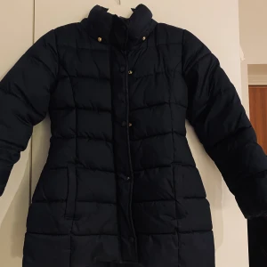 Mörkblå jacka HM barn  - Använd men hel vinterjacka från HM. Luva saknas. 