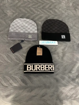 BURBERRY & LOUIS VITTON  - Fetaste mössorna till ❄️ Perfekt nu till kylan. Finns i olika modeller samt märken! (Skriv för mer bilder) Hör av er vid intressen finns både för herr och dam☺️ Pris; ENDAST 299 styck Kan fraktas eller mötas👍🏼