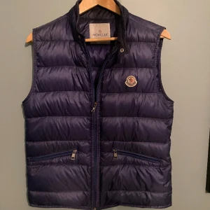 Moncler gui väst - Tja nu säljer ja denna as feta moncler väst i storlek 1. Skick 8,5 och knappt några tecken på användning. Passa på att kapa denna väst för endast 2699! Hör av dig vid frågor eller funderingar mvh Liamsellout!💙