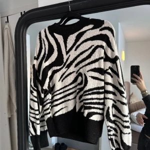 Zebramönstrad tröja - Zebramönstrad stickad tröja
