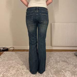 Jättesnygga lågmidjade jeans som ej kommer till användning. De är helt oanvända. Midja: 80cm Innerbenslängd: 78 cm. Jag är 1,70🫶🏼