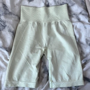 Shorts från Gymshark  - Gymshark shorts i jättefin färg. Använda någon enstaka gång. Säljer då de är för små på mig!
