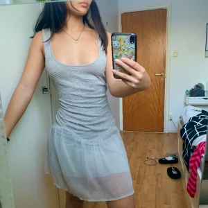 Klänning med stenar Vero moda - En såå fin glittrig klänning med påsydda stenar. Passar bra som nyårsklänningen!! Beige/grå färg stl s 😍 obs några fåtal pärlor fattas, men syns verkligen inte!