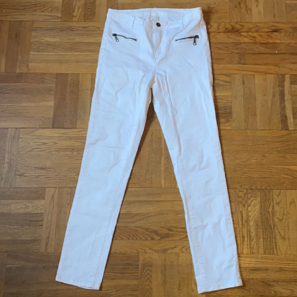 Vita jeans, fake fickor fram, helt oanvända bara testat.. Jeans & Byxor.